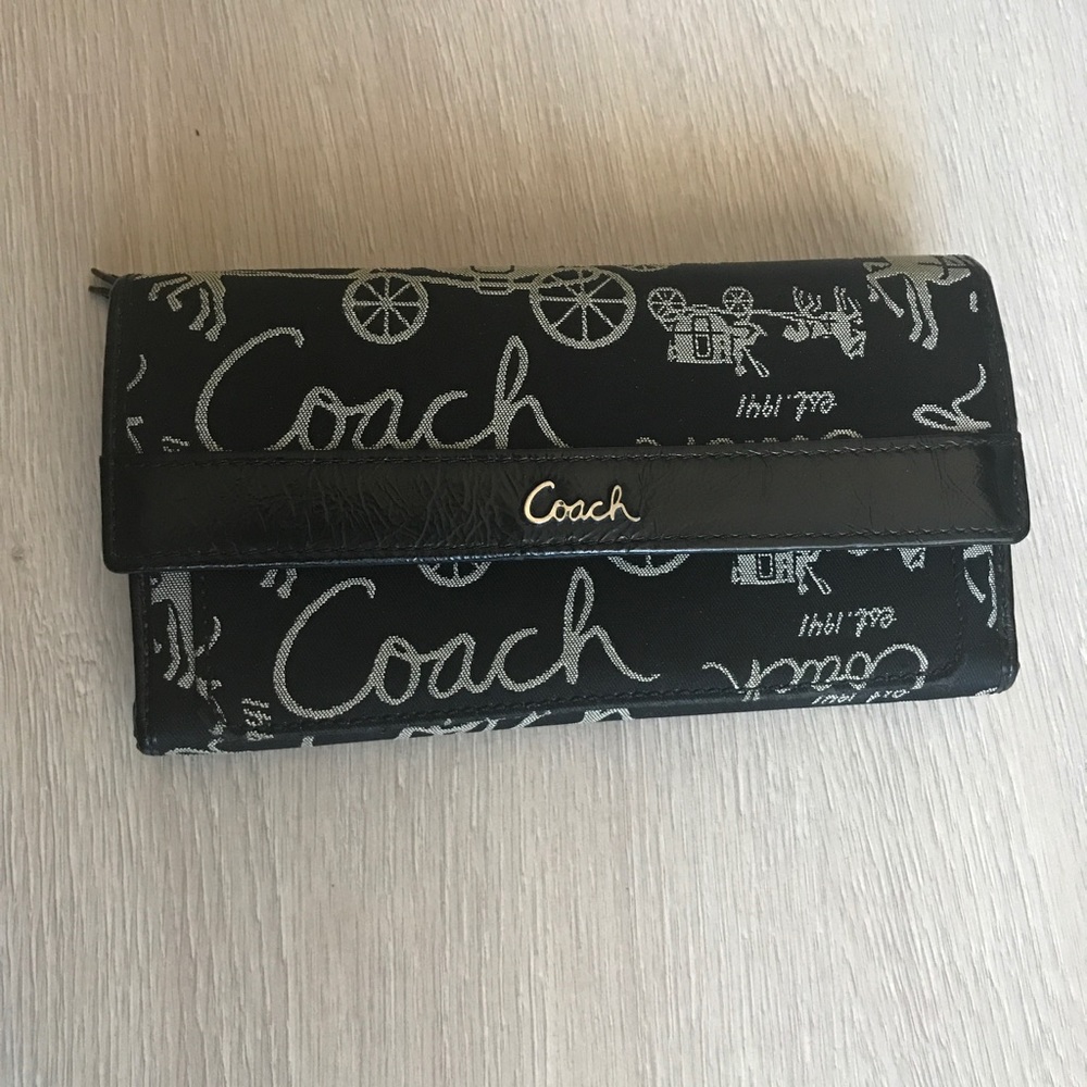 Coach signature black & white wallet - like new!