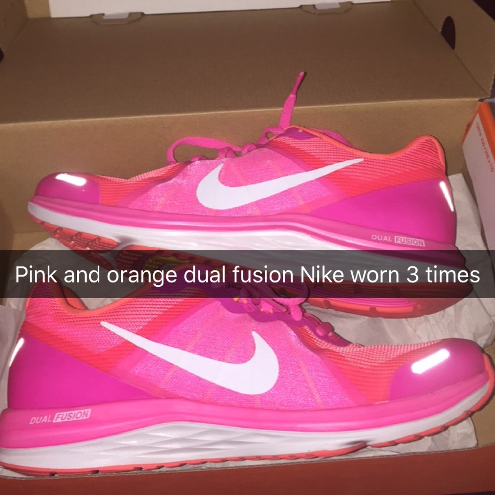 Woman's Nike dual fusion sneakers