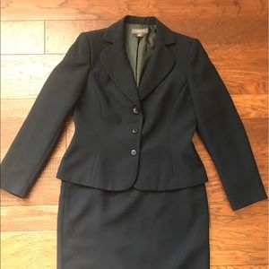 Liz Claiborne Navy Blue Woman Skirt Suit Size 10P