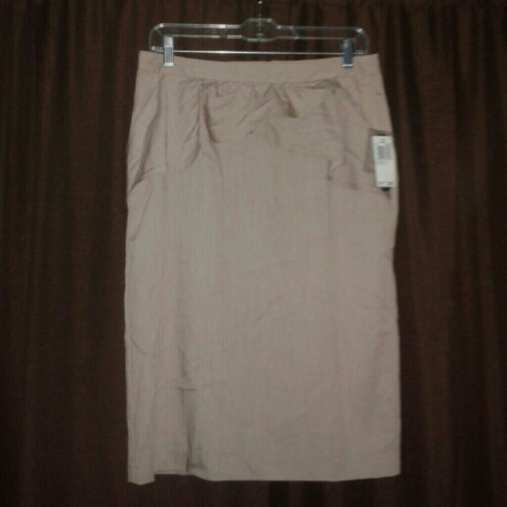 NWT RUFFLED SKIRT