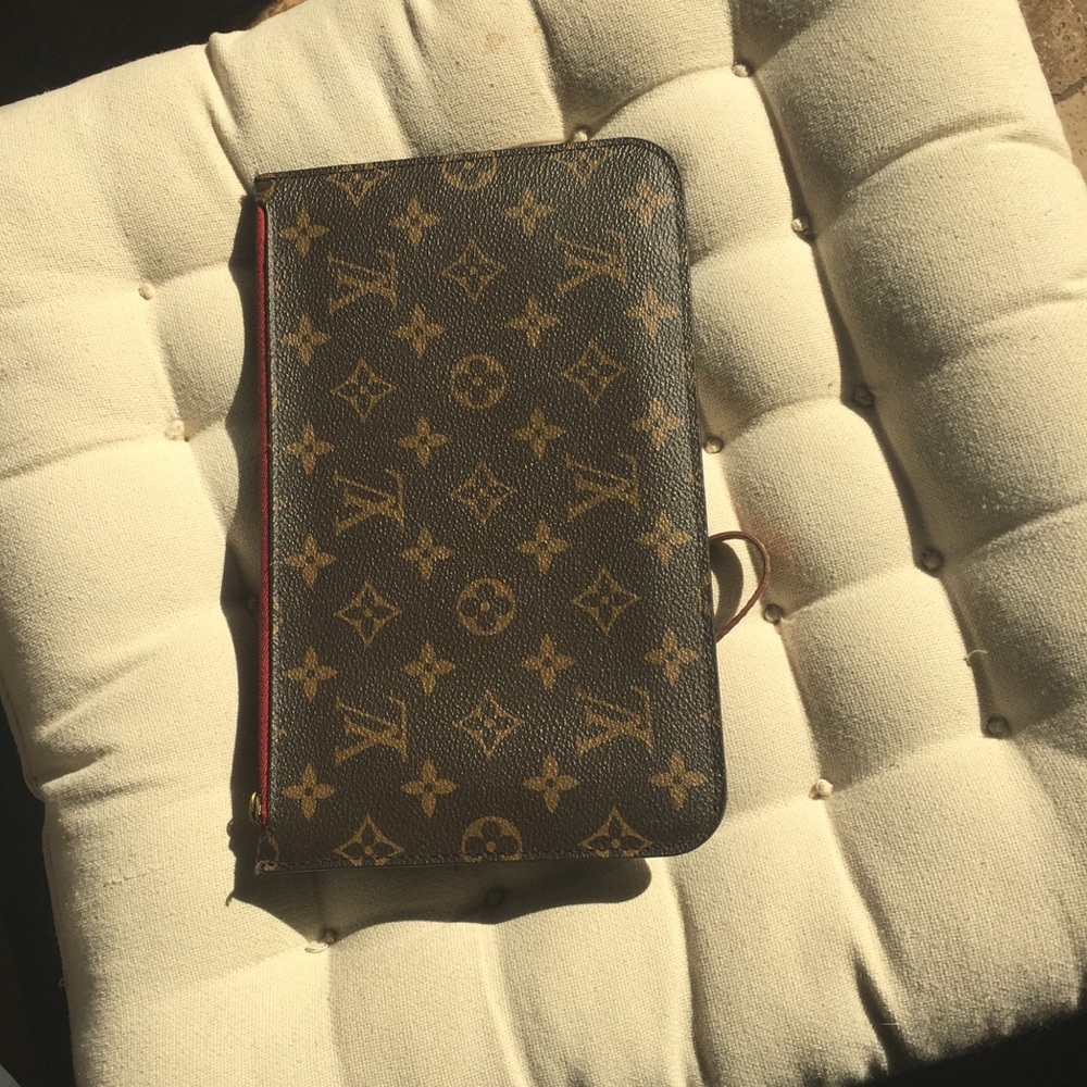 Auth Louis Vuitton Neverfull Pochette.