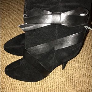 NWOT Shoe Dazzle black boots with bow