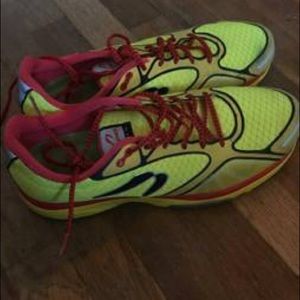 Men Newton running gravity III Yellow