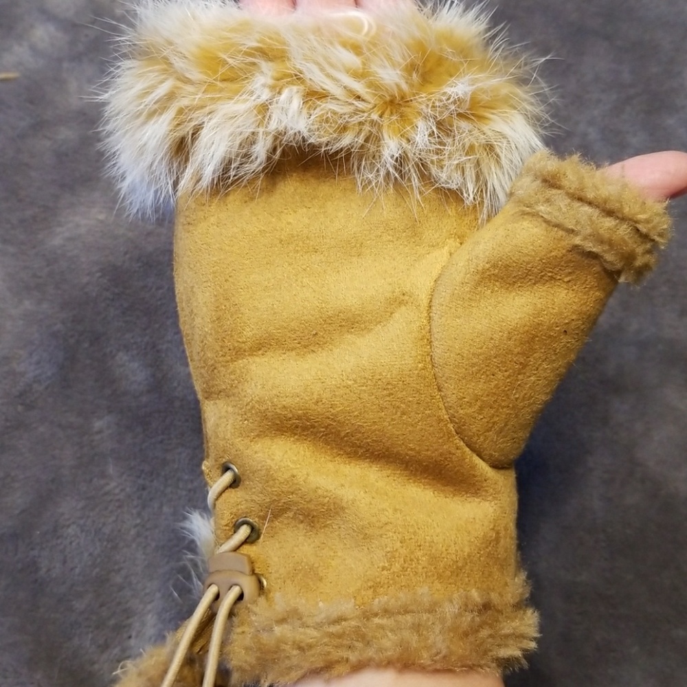 Faux Fur Fingerless Gloves - Picture 3 of 3