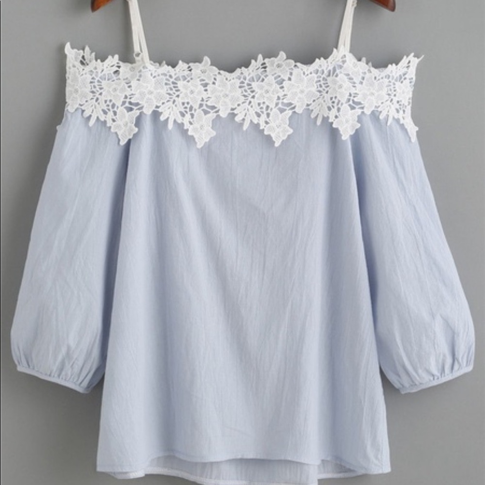 Cute casual blouse off the shoulders.