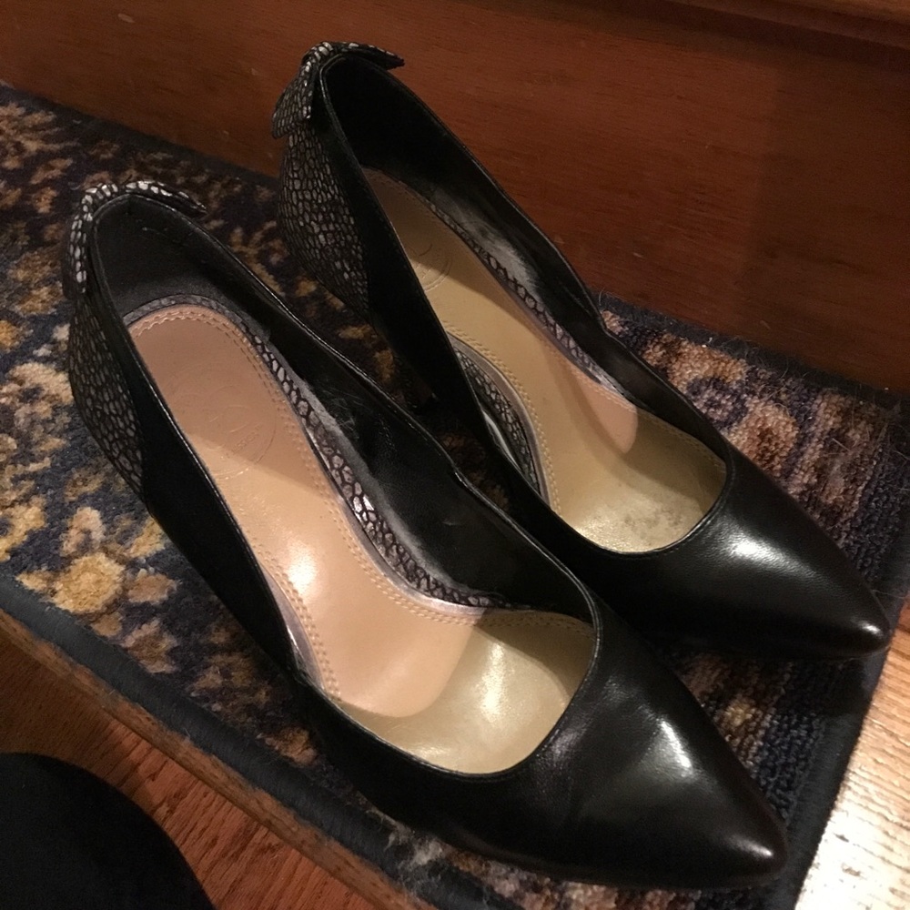 LAST CHANCE Jessica Simpson black leather pumps