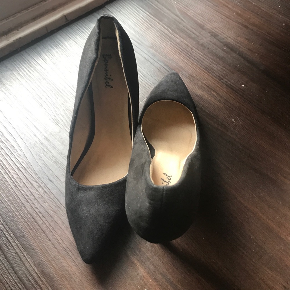 Black suede like pumps