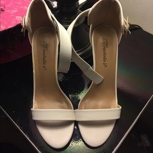 White Breckelle High Heels Size 6