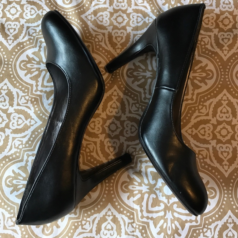 LIZ CLAIBORNE- BLACK PUMPS- SIZE 10