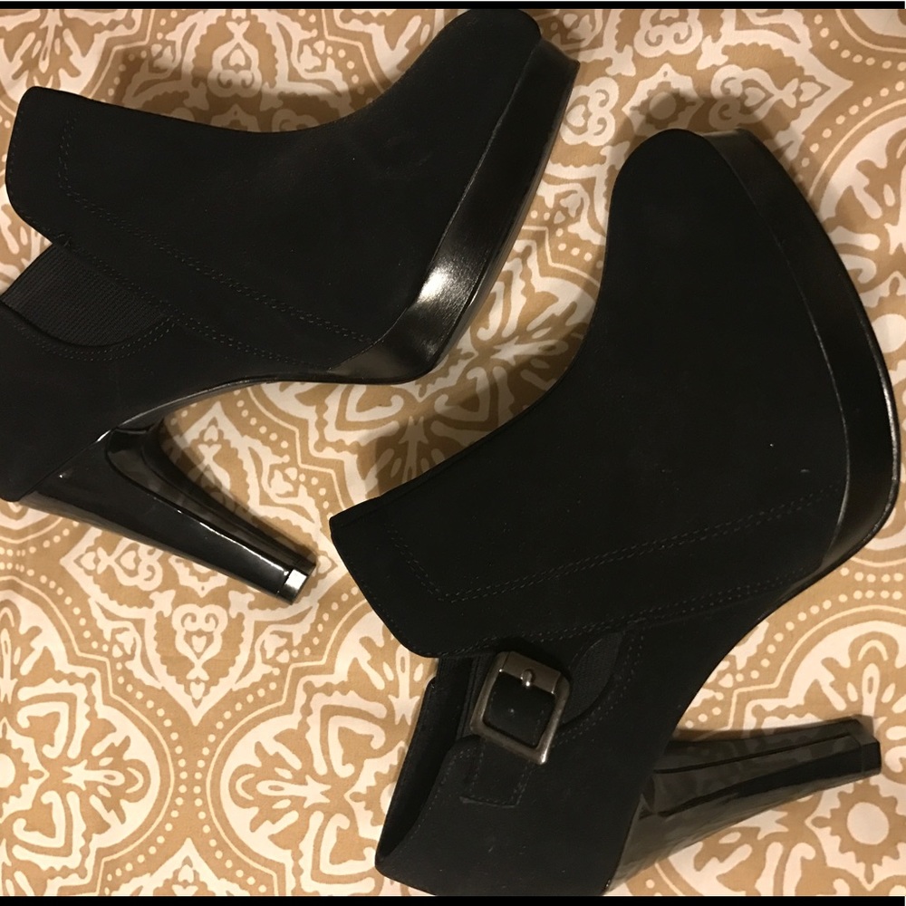 NWOT!! FIONI- BLACK HEELED BOOTIES- SIZE 7.5W