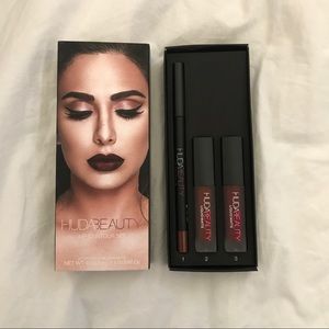 Lip contour set