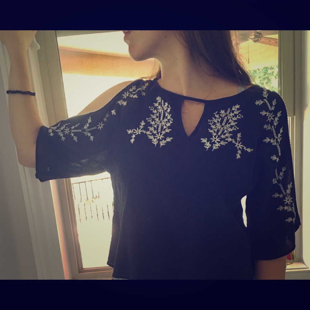 •HOLLISTER cut off shoulder loose SHIRT•