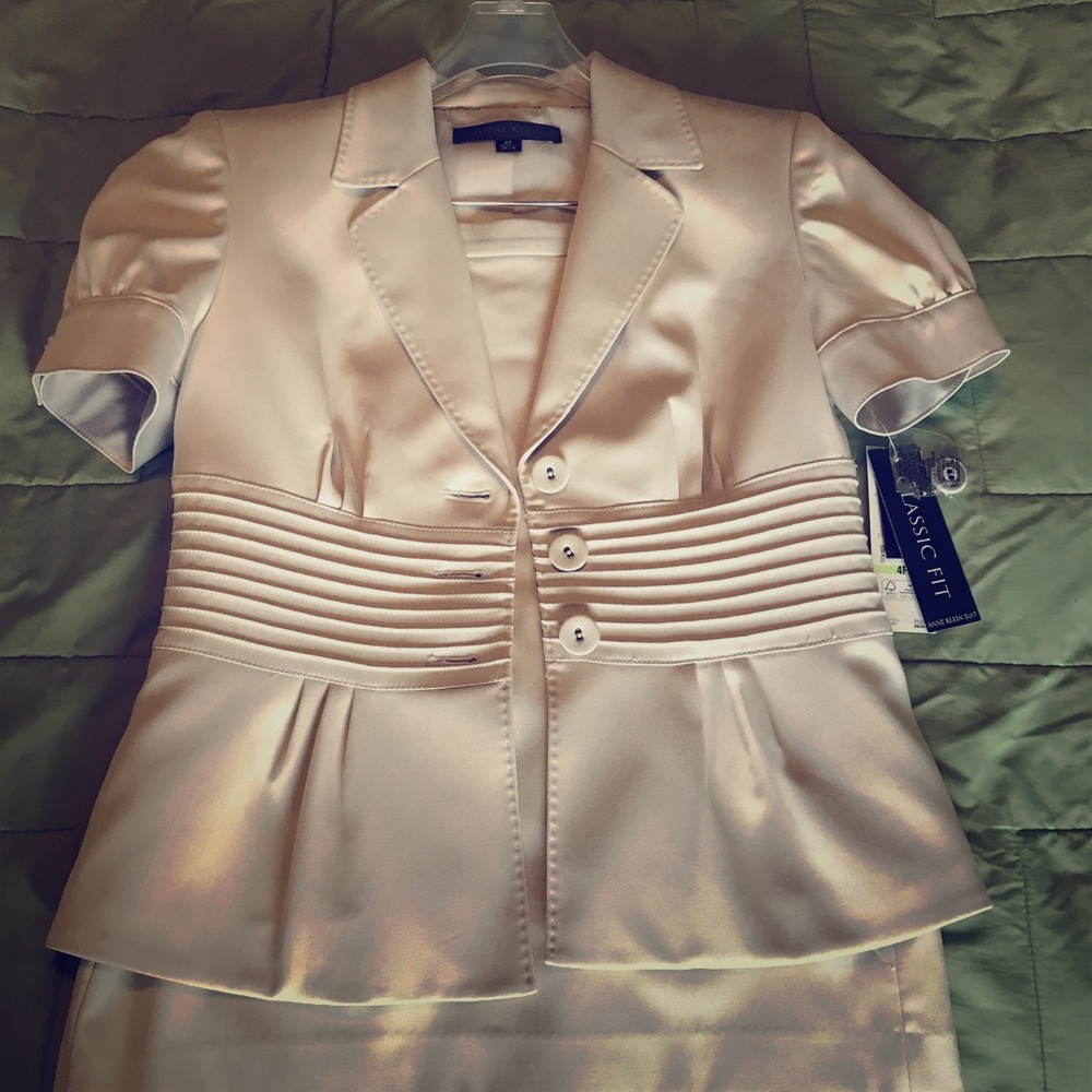 Anne Klein Casa Blanca 2 Piece Suit, Buff Color 4P