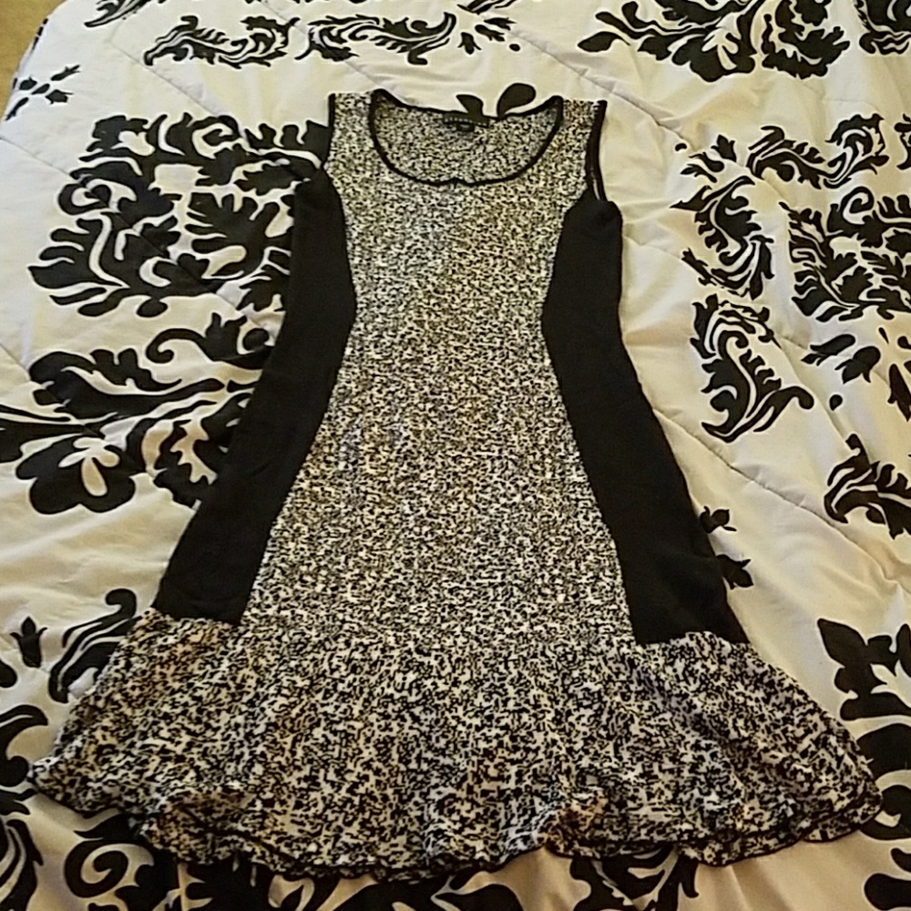 Long, sleevless black and white mesh dress