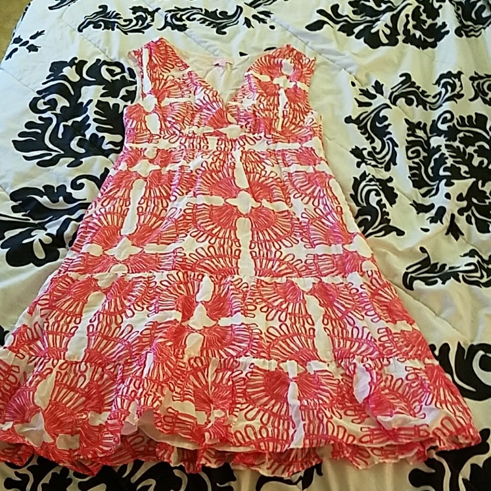 Long, sleeveless white and pink dress