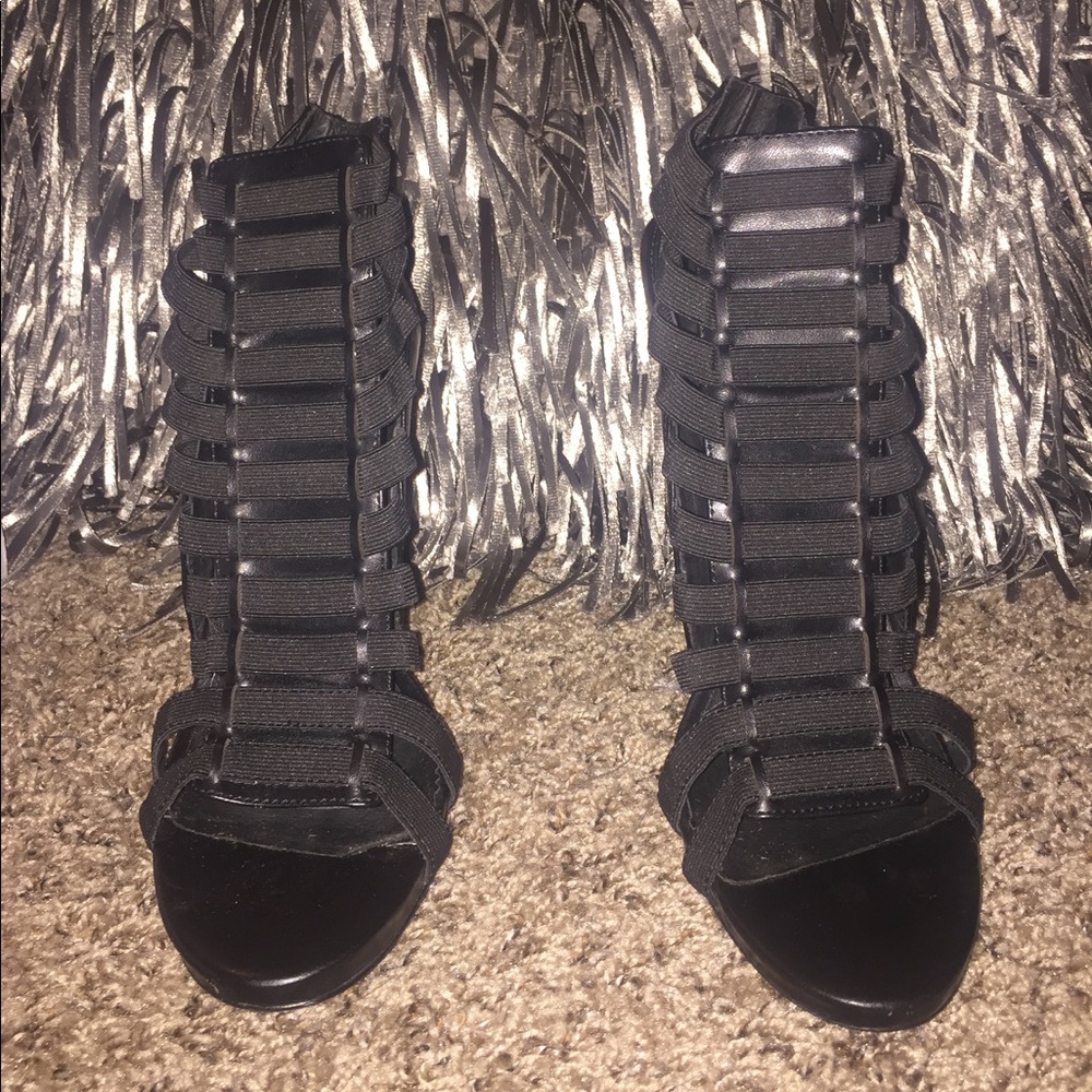 Black Strappy Heel!