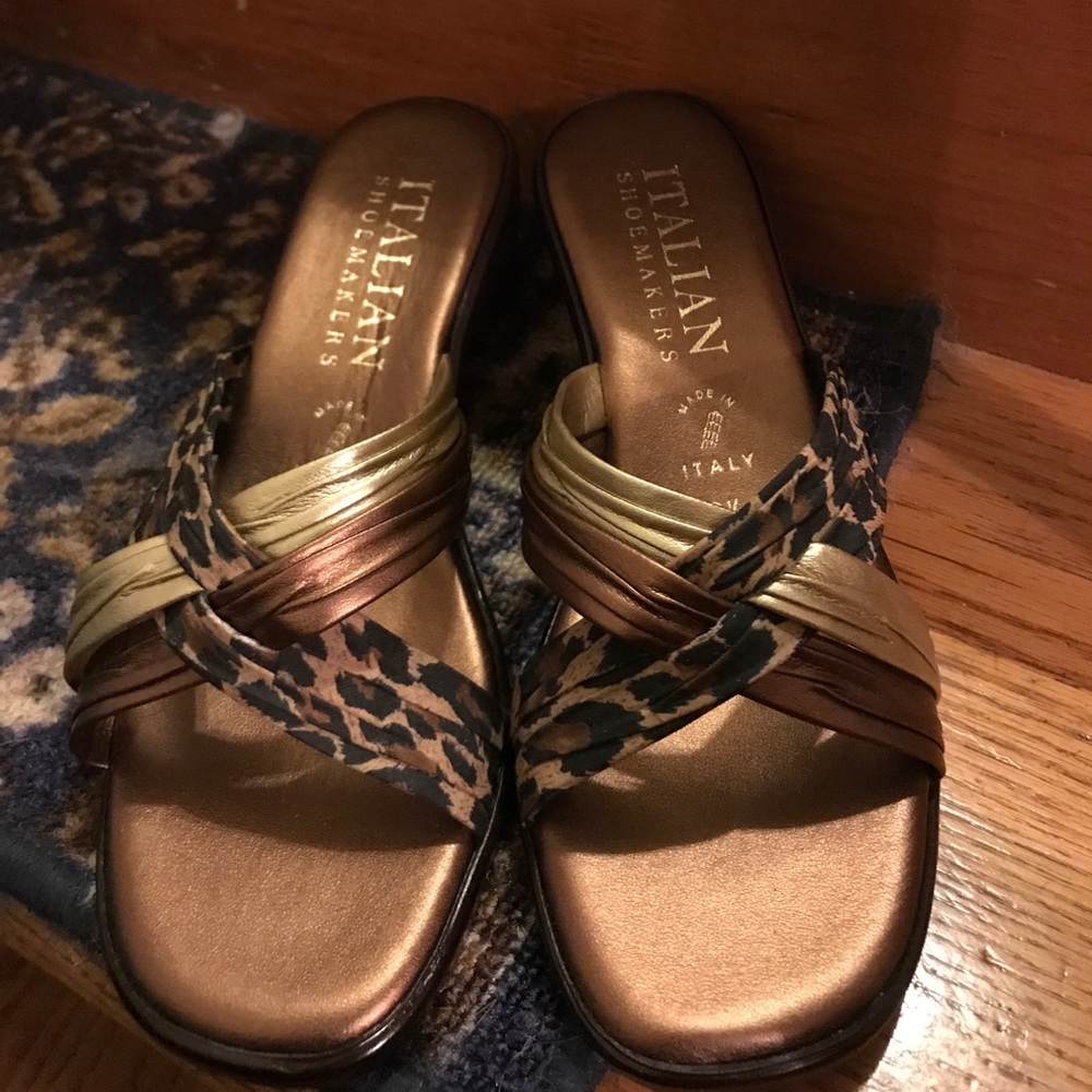 Short wedge sandals