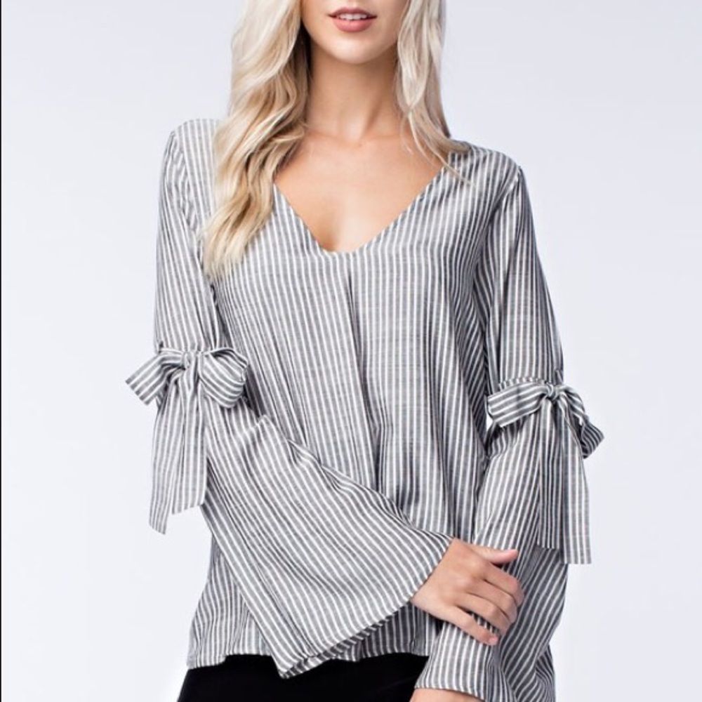 🆕 Boutique Vneckline stripped top w/bell sleeves