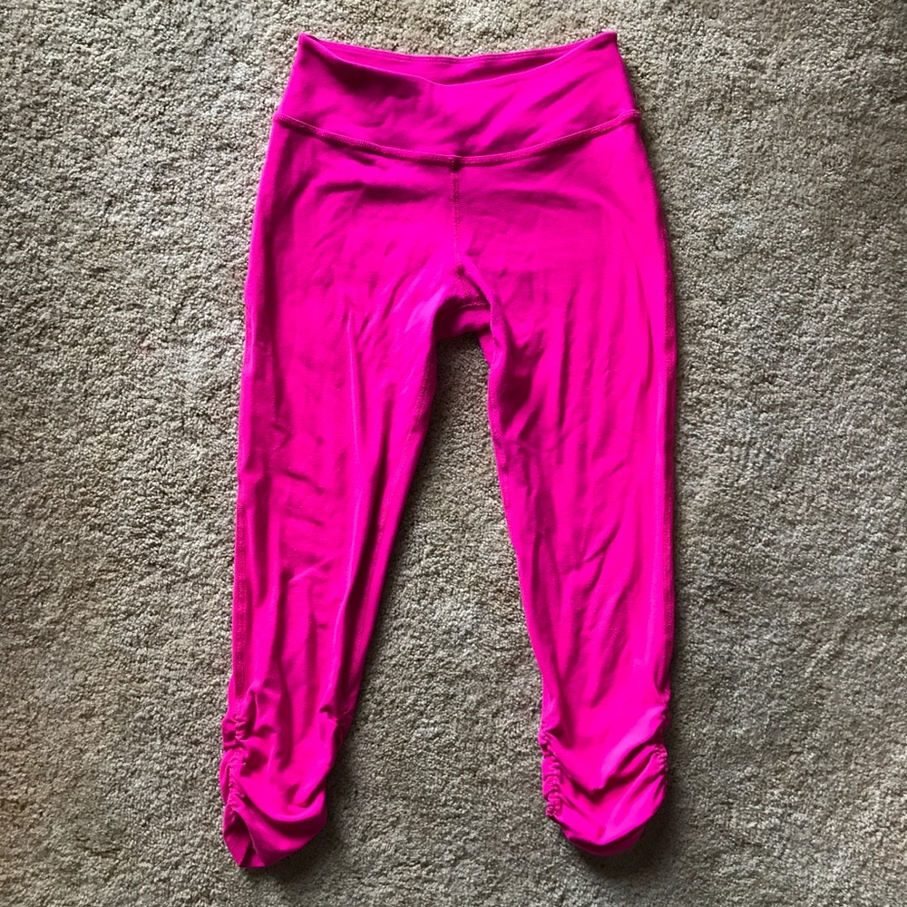 Beyond Yoga hot pink cropped workout leggings. S