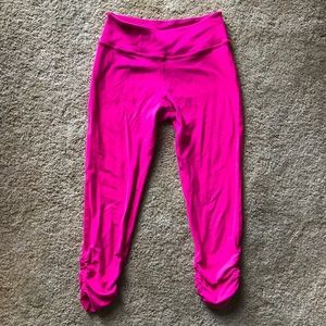 Beyond Yoga hot pink cropped workout leggings. S