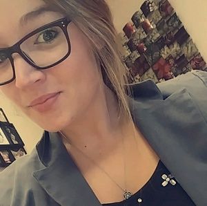 Meet your Posher, Becca