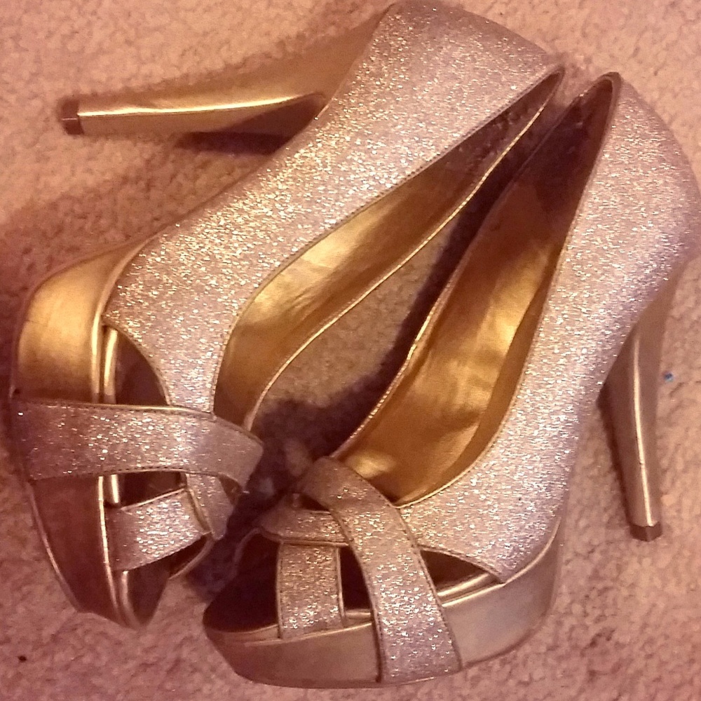 Glitter Guess Pumps