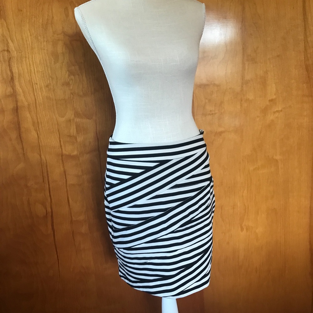 EXPRESS SKIRT- BLACK & WHITE- 8