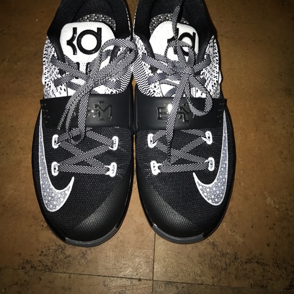 Kevin Durant black & white youth basketball shoes. - Picture 1 of 4