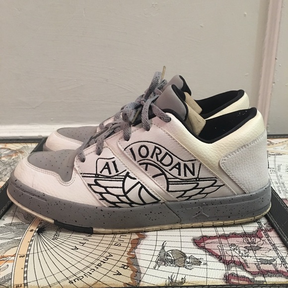 Air Jordan.....Size 5.5 - Picture 4 of 9