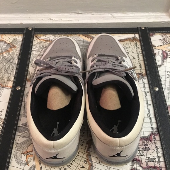 Air Jordan.....Size 5.5 - Picture 6 of 9