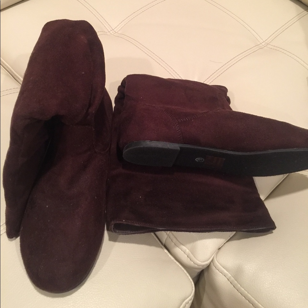 Boots suede brown size 6.5. Not worn