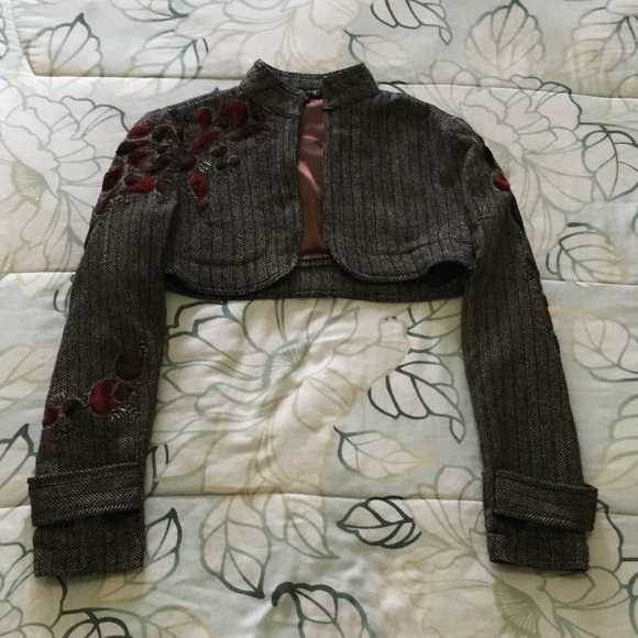 Chic Embroidered Crop Jacket - Picture 3 of 5