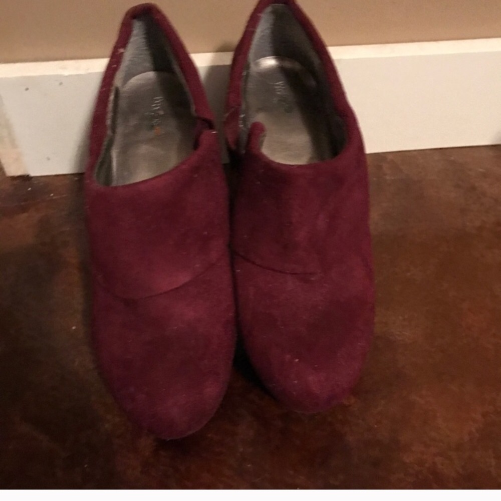 Very cute maroon/burgundy booties