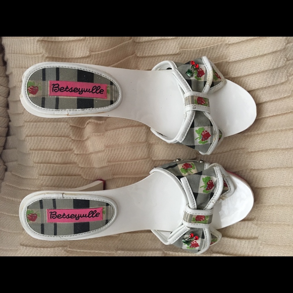 Betsey Johnson White 3" Clogs Sz 6
