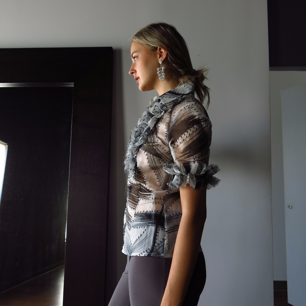 Black and White Patterned Ruffle Blouse - Picture 2 of 3