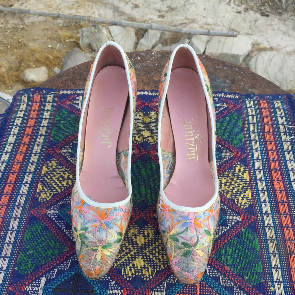 Vintage White Mesh Pumps W/ Embroidered Flowers