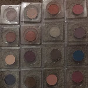 Klara makeup pallet and 16 eye shadows