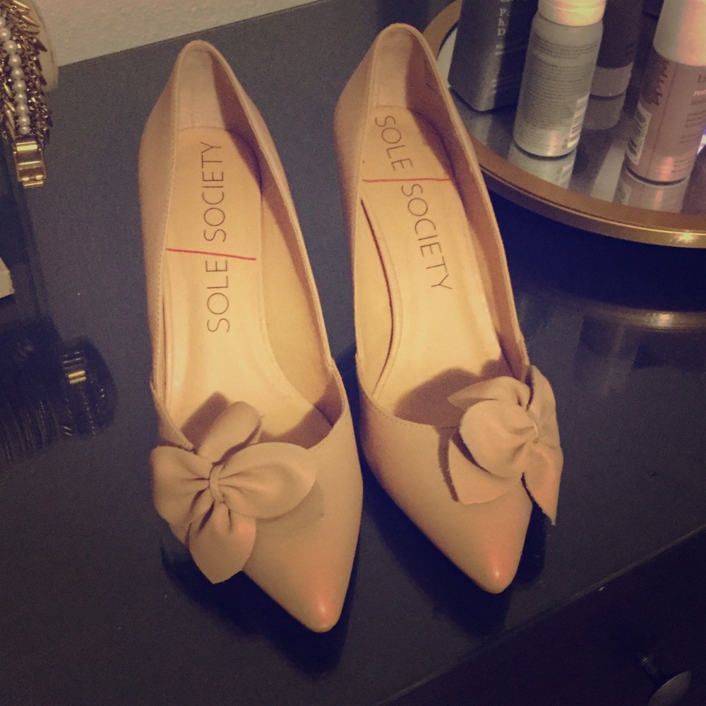 Sole Society beige pumps