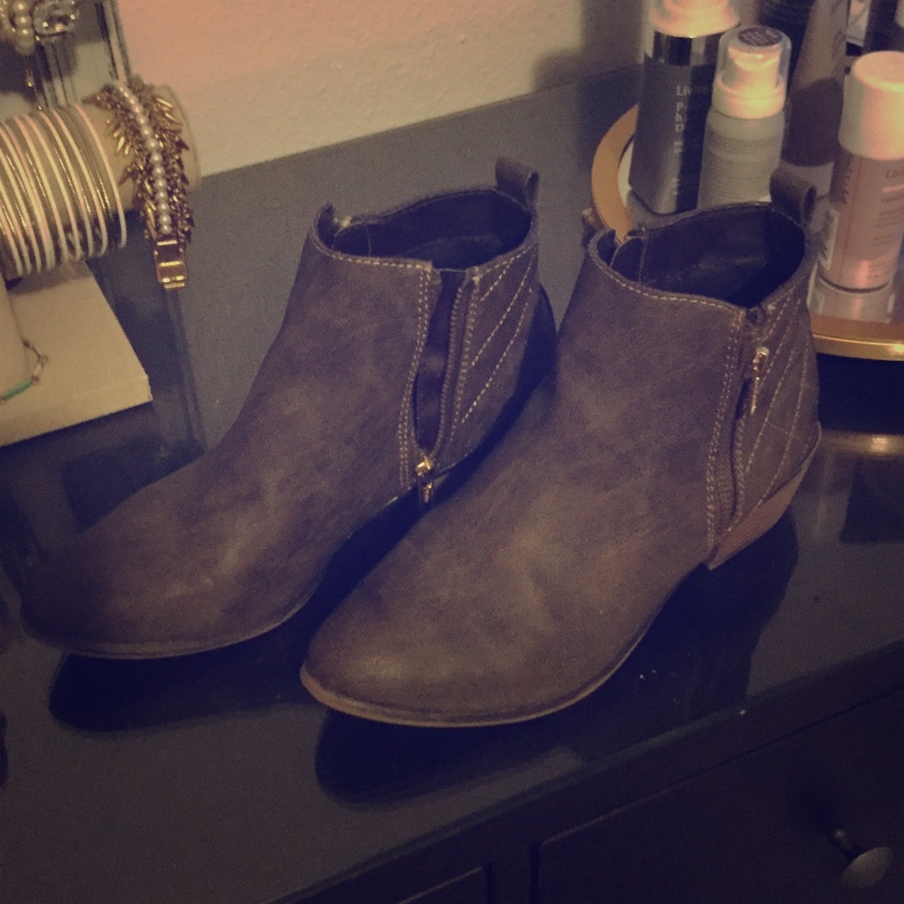 Like new booties! Worn just a couple times!