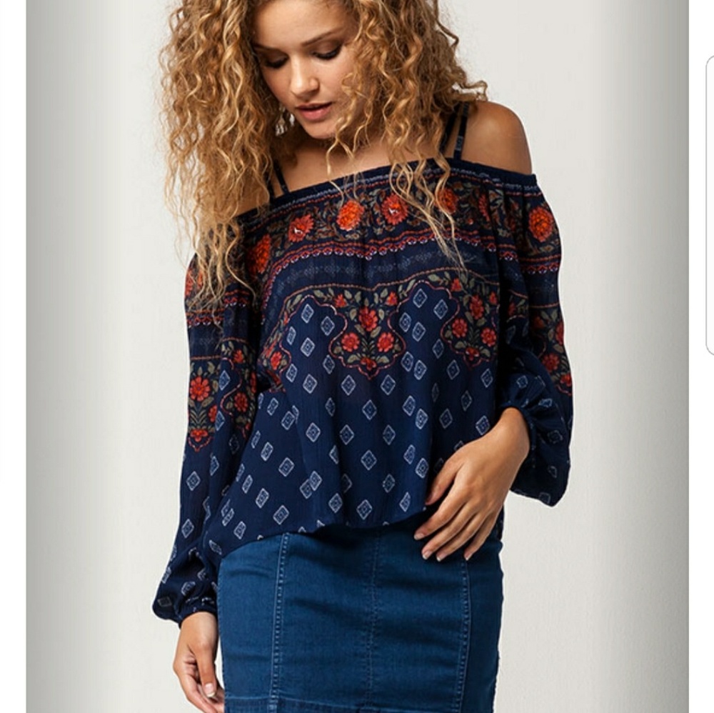Women's top. Off the shoulder.