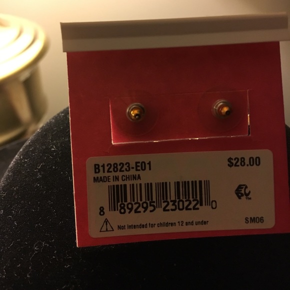 Betsey Johnson earrings - Picture 3 of 4