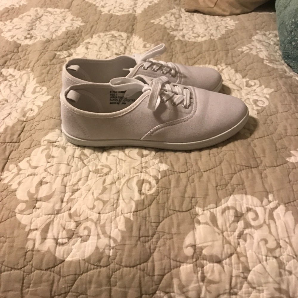 White flat tennis shoes.