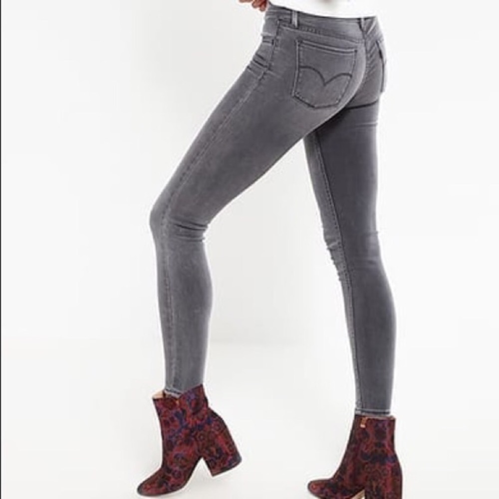 ๐ Super Skinny Levi's - Picture 1 of 4