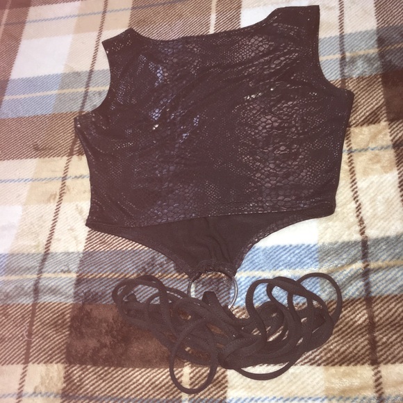 Boohoo tie crop top! Snakeskin print . - Picture 2 of 2