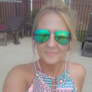 Meet your Posher, Larissa