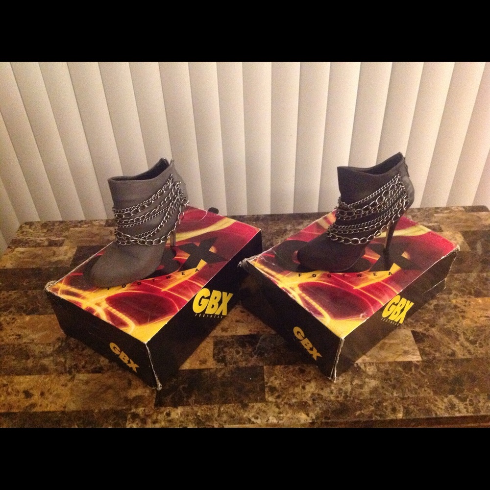 (2) Pair of shoes
