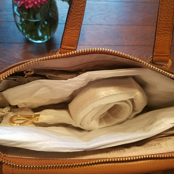 💵SOLD💵 🌻FINAL PRICE DROP🌻MICHAEL KORS LEATHER - Picture 6 of 7