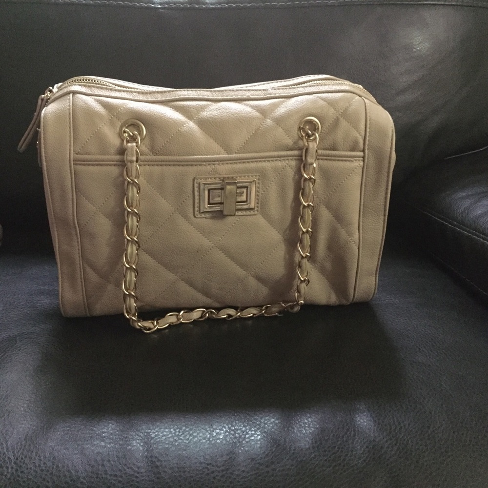 Quilted style chained handbag