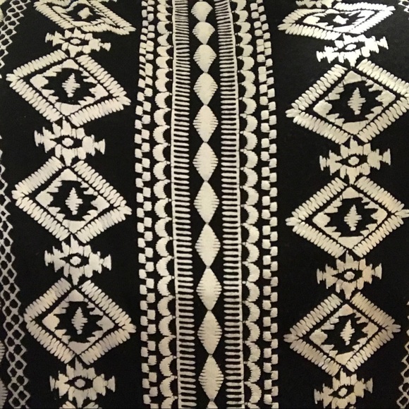 Plus Size Patterned Tank Top (Black and White) - Picture 4 of 4