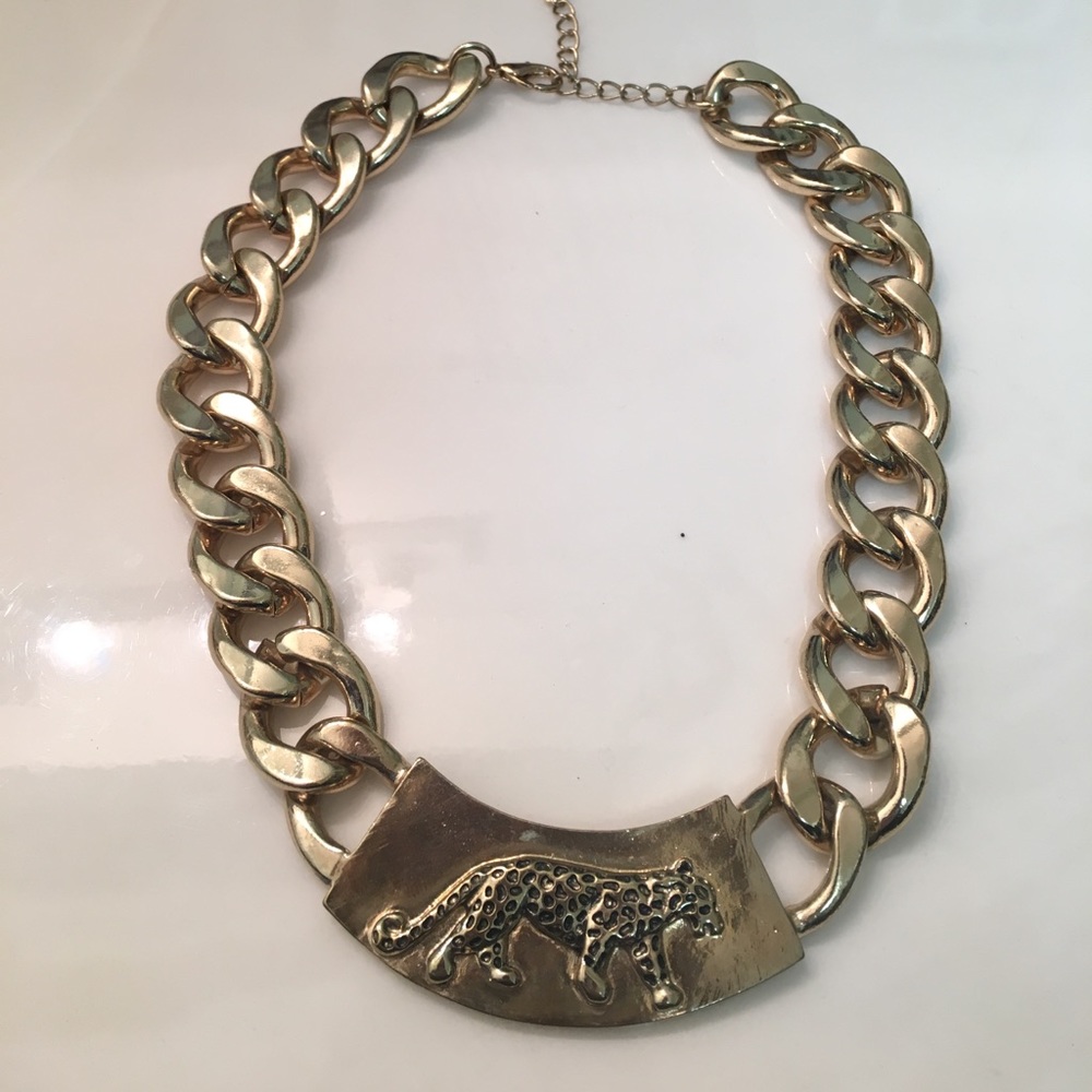 Gold chain with leopard detail
